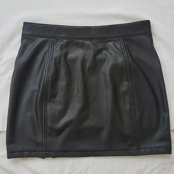 Guess Faux Leather Mini Skirt With Double Zippers New - Picture 2 of 10